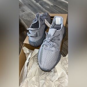 YZY 350 V2 steel grey brand you in box 8 1/2 asking $250 paid 260 plus tax